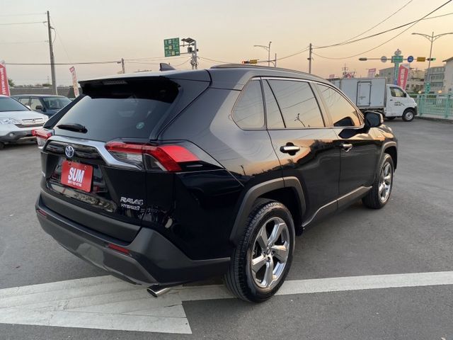 2020.12月出廠 RAV4 油電混合 旗艦版，雙認證 僅跑6萬 車況新，ACC跟車、環景影像、盲點偵測、電動尾門  第3張相片