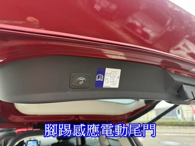 雙認證、實車實價，保固不另加價。時尚經典型~免鑰匙、車道變換輔助、全景天窗、盲點、carplay  第11張相片