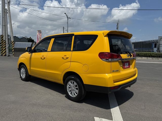 雙認證、原版件、實車實價、保固不另加價。精緻版 實跑4萬公里，無載重，內裝乾淨 九成新，定速、導航、後座出風口  第4張相片
