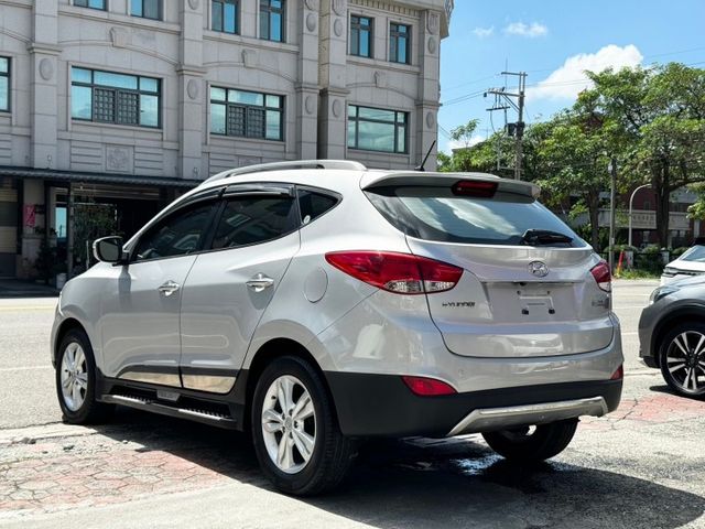 2013 Hyundai ix35 S 2.4 旗艦型 方向盤快控鍵 恆溫空調 電動座椅 倒車影像 定速  第2張相片