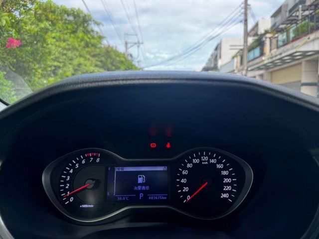 2020  Mitsubishi Grand Lancer 1.8 經典  恆溫空調  循跡防滑  影音多媒體  倒影  第3張相片