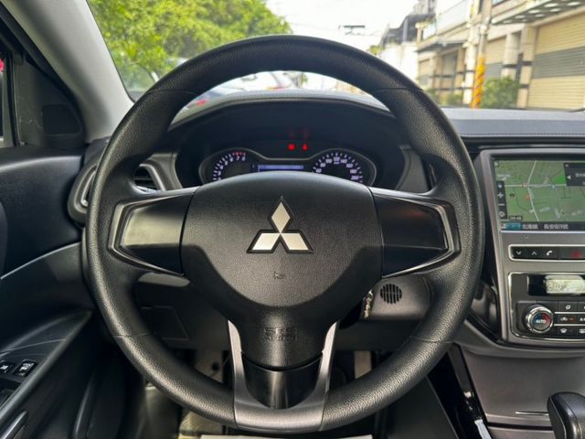 2020  Mitsubishi Grand Lancer 1.8 經典  恆溫空調  循跡防滑  影音多媒體  倒影  第6張相片