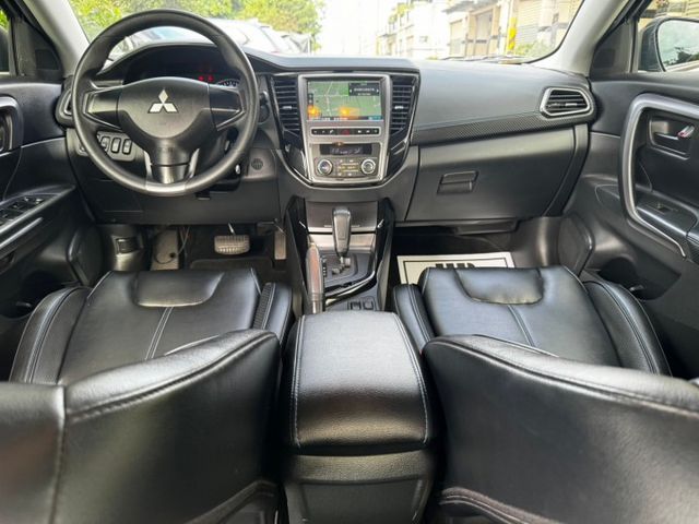 2020  Mitsubishi Grand Lancer 1.8 經典  恆溫空調  循跡防滑  影音多媒體  倒影  第9張相片