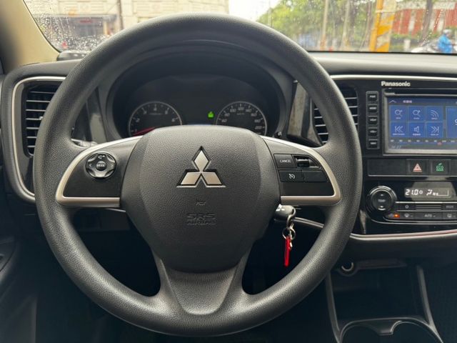 2015 Mitsubishi Outlander 2.4 恆溫空調  方向盤快控鍵  定速巡航  中控螢幕 倒車影像  第4張相片