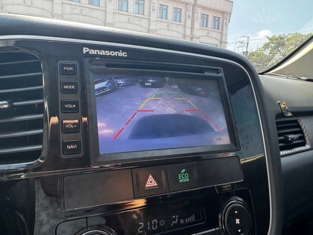 2015 Mitsubishi Outlander 2.4 恆溫空調  方向盤快控鍵  定速巡航  中控螢幕 倒車影像  第6張相片
