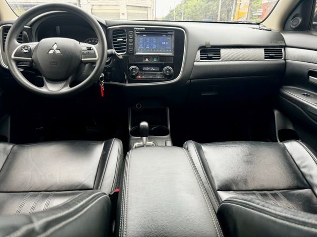 2015 Mitsubishi Outlander 2.4 恆溫空調  方向盤快控鍵  定速巡航  中控螢幕 倒車影像  第8張相片