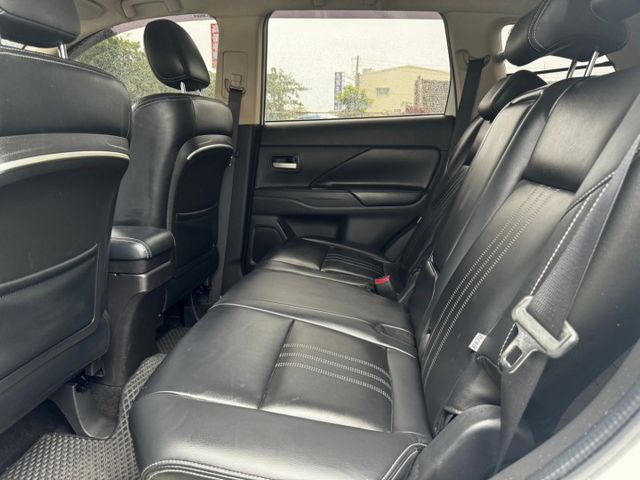 2015 Mitsubishi Outlander 2.4 恆溫空調  方向盤快控鍵  定速巡航  中控螢幕 倒車影像  第9張相片