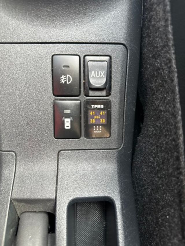 2011 Toyota Yaris 1.5 G 恆溫空調  電動摺疊後視鏡 方向盤快控鍵 CD音響主機  第7張相片