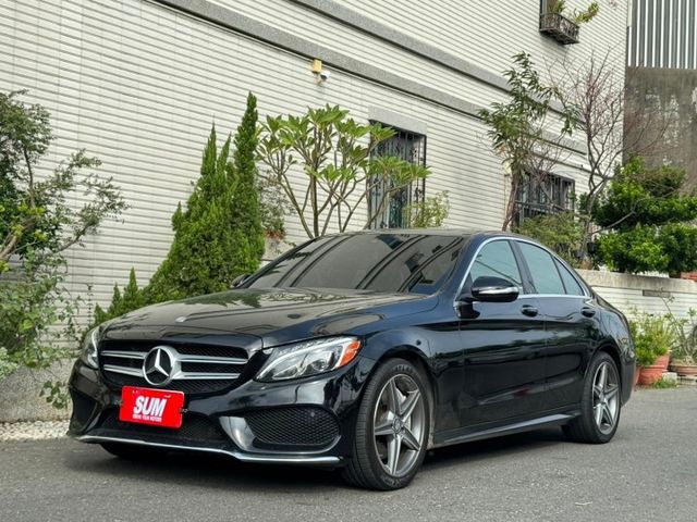 2015 Benz W205 AMG C300  免鑰匙啟動 摸門解鎖 方向盤快控鍵 全景天窗 柏林之音  魚眼頭燈  第1張相片
