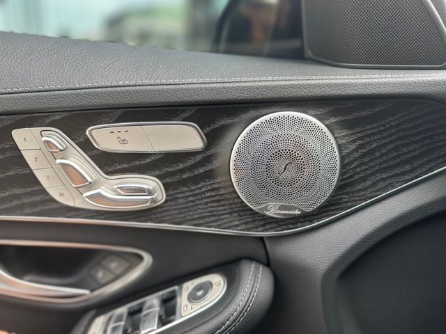 2015 Benz W205 AMG C300  免鑰匙啟動 摸門解鎖 方向盤快控鍵 全景天窗 柏林之音  魚眼頭燈  第11張相片