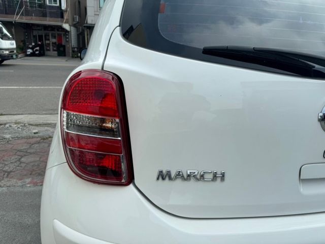 2014 Nissan March 1.5 免鑰匙啟動  恆溫空調  方向盤音響快控鍵  電動摺疊後視鏡  第3張相片
