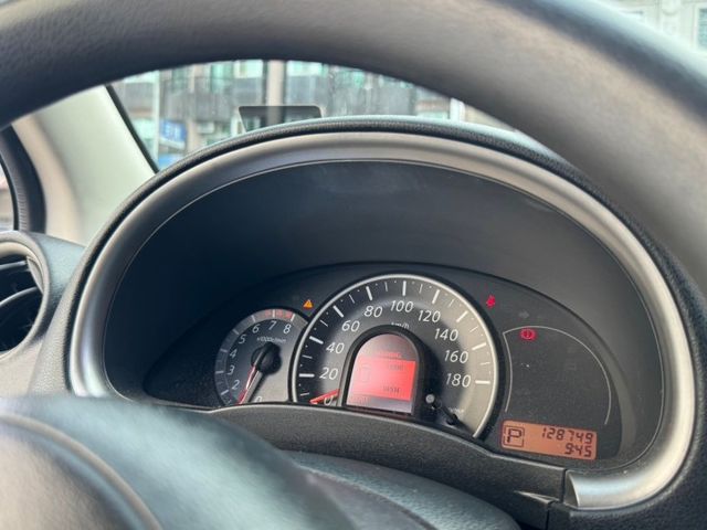 2014 Nissan March 1.5 免鑰匙啟動  恆溫空調  方向盤音響快控鍵  電動摺疊後視鏡  第4張相片