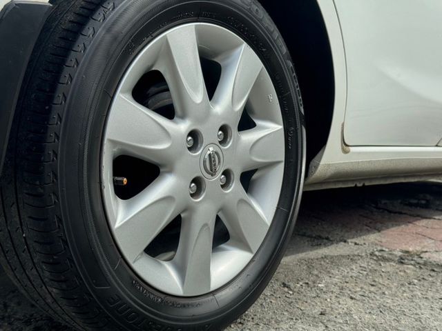2014 Nissan March 1.5 免鑰匙啟動  恆溫空調  方向盤音響快控鍵  電動摺疊後視鏡  第12張相片