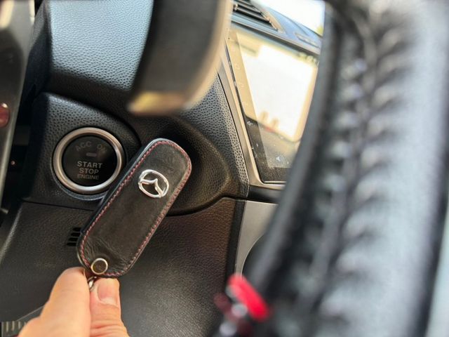 2011 Mazda 3 5D 2.0 免鑰匙啟動 方向盤快控鍵 恆溫 天窗 換檔撥片 影音多媒體  第6張相片
