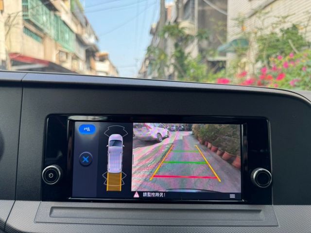 2023 Ford Tourneo Connect 2.0玩樂版 方向盤快控鍵 換檔撥片 定速巡航 循跡防滑  第8張相片
