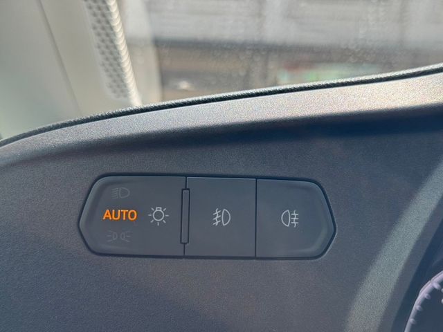 2023 Ford Tourneo Connect 2.0玩樂版 方向盤快控鍵 換檔撥片 定速巡航 循跡防滑  第9張相片