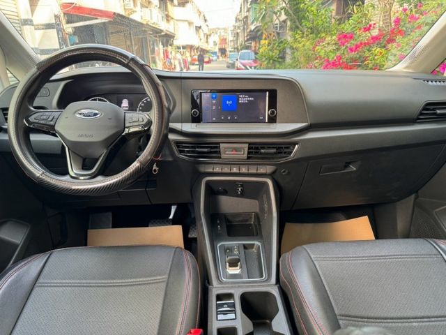 2023 Ford Tourneo Connect 2.0玩樂版 方向盤快控鍵 換檔撥片 定速巡航 循跡防滑  第13張相片