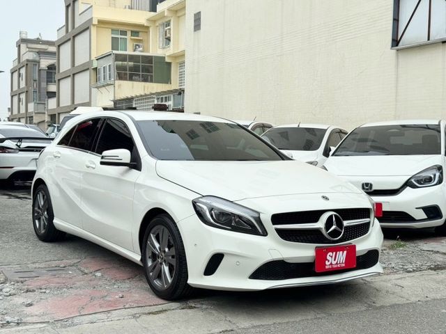 2017 M-Benz A-Class A180 方向盤快控鍵 換檔撥片 駕駛座電動調整 免鑰匙啟動 定速  第1張相片