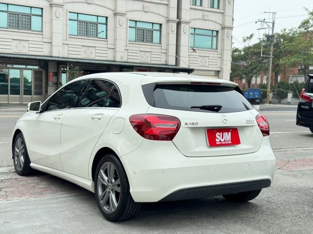2017 M-Benz A-Class A180 方向盤快控鍵 換檔撥片 駕駛座電動調整 免鑰匙啟動 定速  第2張相片