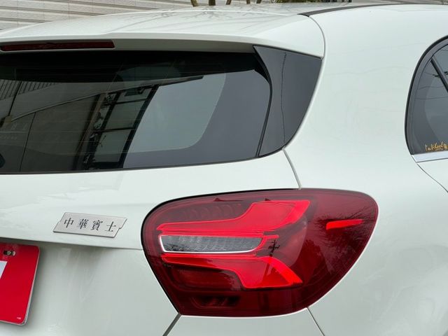 2017 M-Benz A-Class A180 方向盤快控鍵 換檔撥片 駕駛座電動調整 免鑰匙啟動 定速  第4張相片