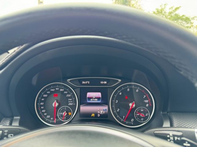 2017 M-Benz A-Class A180 方向盤快控鍵 換檔撥片 駕駛座電動調整 免鑰匙啟動 定速  第5張相片