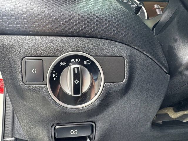 2017 M-Benz A-Class A180 方向盤快控鍵 換檔撥片 駕駛座電動調整 免鑰匙啟動 定速  第8張相片
