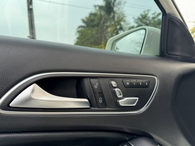 2017 M-Benz A-Class A180 方向盤快控鍵 換檔撥片 駕駛座電動調整 免鑰匙啟動 定速  第9張相片