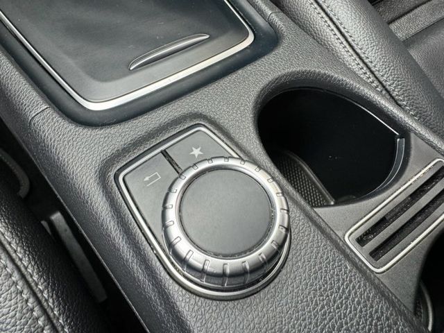 2017 M-Benz A-Class A180 方向盤快控鍵 換檔撥片 駕駛座電動調整 免鑰匙啟動 定速  第10張相片