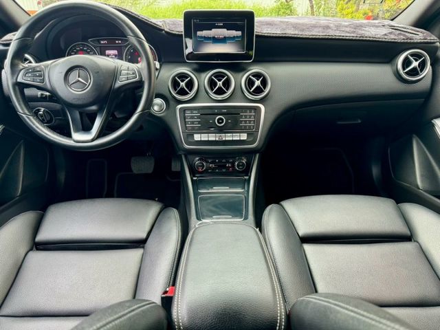 2017 M-Benz A-Class A180 方向盤快控鍵 換檔撥片 駕駛座電動調整 免鑰匙啟動 定速  第12張相片