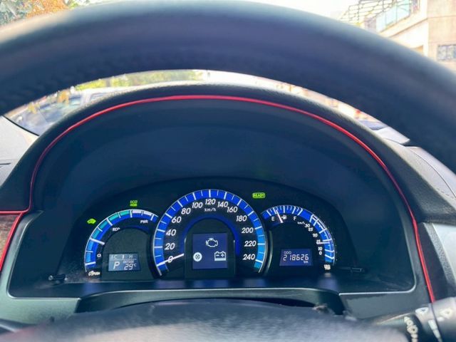 2012 Toyota Camry Hybrid 2.5 大電池在18萬更換過  定速 恆溫 免鑰匙 方向盤快控鍵  第4張相片