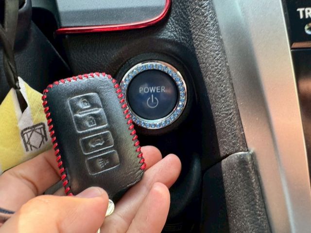 2012 Toyota Camry Hybrid 2.5 大電池在18萬更換過  定速 恆溫 免鑰匙 方向盤快控鍵  第5張相片
