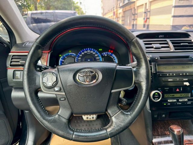 2012 Toyota Camry Hybrid 2.5 大電池在18萬更換過  定速 恆溫 免鑰匙 方向盤快控鍵  第7張相片