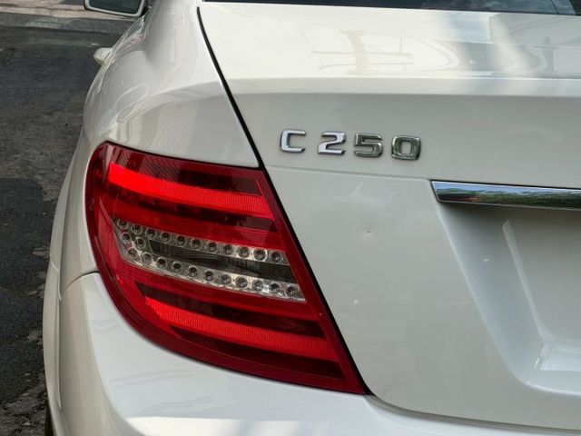 2011 BENZ C250 方向盤快控鍵 電動天窗 AMG鋁圈 HK音響  雙電動椅 恆溫空調  第4張相片