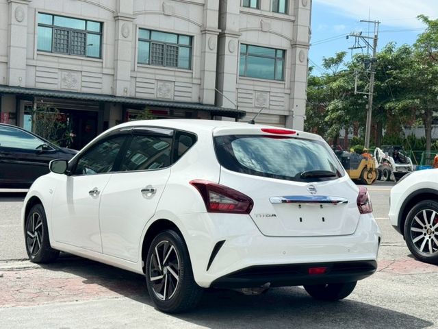 2023 Nissan Tiida 5D J  免鑰匙啟動  恆溫空調 定速巡航 循跡防滑 雙色內裝  第2張相片