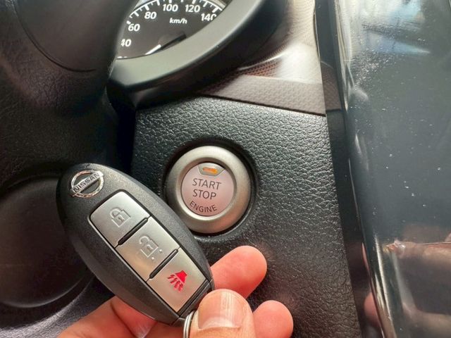2023 Nissan Tiida 5D J  免鑰匙啟動  恆溫空調 定速巡航 循跡防滑 雙色內裝  第4張相片