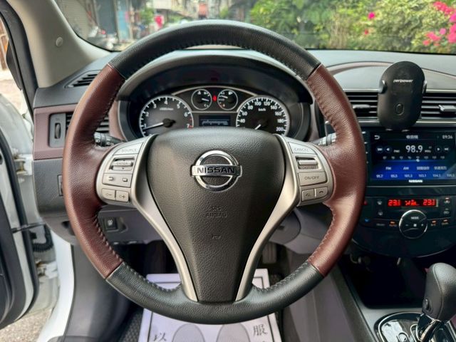 2023 Nissan Tiida 5D J  免鑰匙啟動  恆溫空調 定速巡航 循跡防滑 雙色內裝  第6張相片