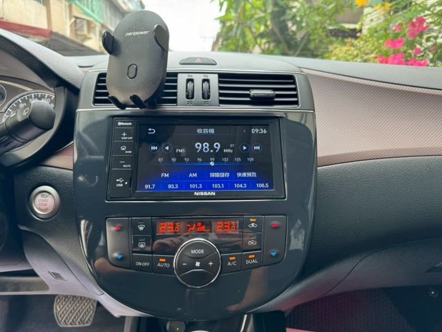 2023 Nissan Tiida 5D J  免鑰匙啟動  恆溫空調 定速巡航 循跡防滑 雙色內裝  第7張相片