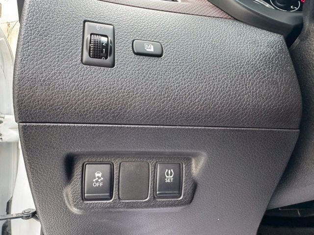2023 Nissan Tiida 5D J  免鑰匙啟動  恆溫空調 定速巡航 循跡防滑 雙色內裝  第9張相片