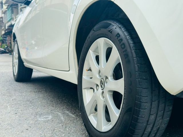 2013 Mazda 2 1.5  方向盤快控鍵 CD音響主機 電動摺疊後視鏡  第10張相片