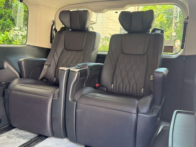 2023 Toyota Granvia 6人座旗艦  免鑰匙啟動 摸門解鎖 方向盤快控鍵 定速巡航 電動尾門  第13張相片