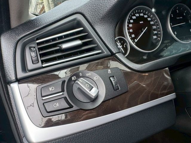 2012 BMW 5-Series Sedan 520d  柴油 總代理 免鑰匙啟動 恆溫空調 定速巡航  第11張相片