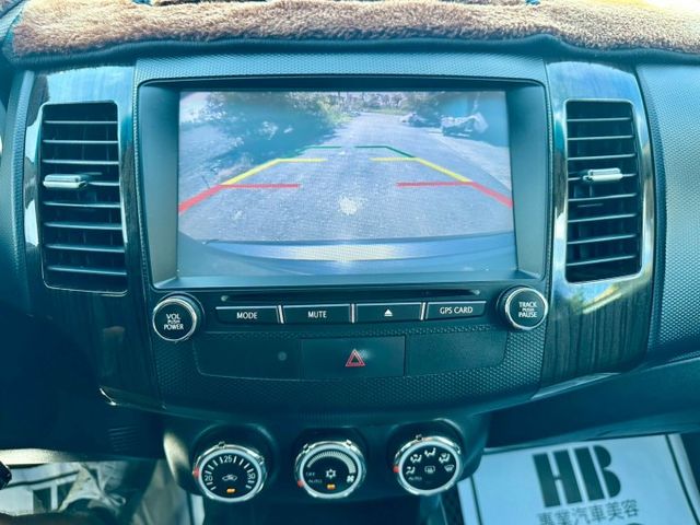 2013 Mitsubishi Outlander 2.4 4WD 方向盤快控鍵  定速巡航  循跡防滑  車道變換輔助  第8張相片