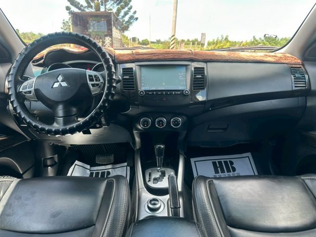 2013 Mitsubishi Outlander 2.4 4WD 方向盤快控鍵  定速巡航  循跡防滑  車道變換輔助  第11張相片