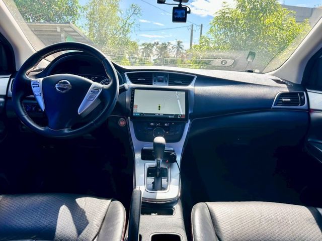 2016 Nissan Sentra Aero 1.8 旗艦版  免鑰匙啟動  方向盤快控鍵 恆溫空調 定速巡航  第11張相片