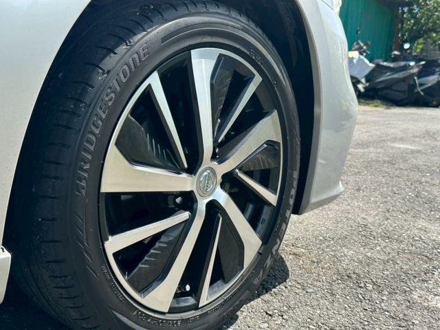 2016 Nissan Sentra Aero 1.8 旗艦版  免鑰匙啟動  方向盤快控鍵 恆溫空調 定速巡航  第13張相片