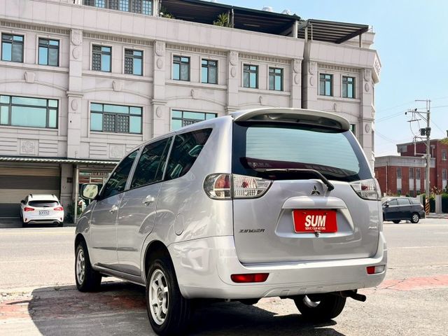 2012 Mitsubishi   Zinger 2.4 大型輪弧 頭燈水平頭整 後座出風口 後座前後滑移  第2張相片