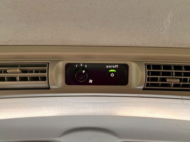 2012 Mitsubishi   Zinger 2.4 大型輪弧 頭燈水平頭整 後座出風口 後座前後滑移  第6張相片