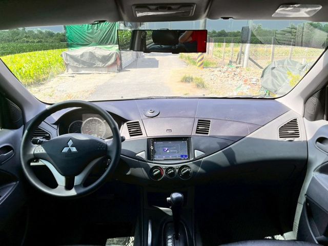 2012 Mitsubishi   Zinger 2.4 大型輪弧 頭燈水平頭整 後座出風口 後座前後滑移  第7張相片