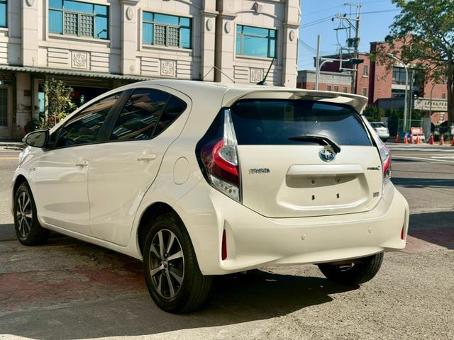 2020 Toyota Prius c 1.5 油電 免鑰匙啟動 恆溫空調 定速巡航 循跡防滑 方向盤快控鍵  第2張相片