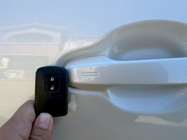 2020 Toyota Prius c 1.5 油電 免鑰匙啟動 恆溫空調 定速巡航 循跡防滑 方向盤快控鍵  第5張相片